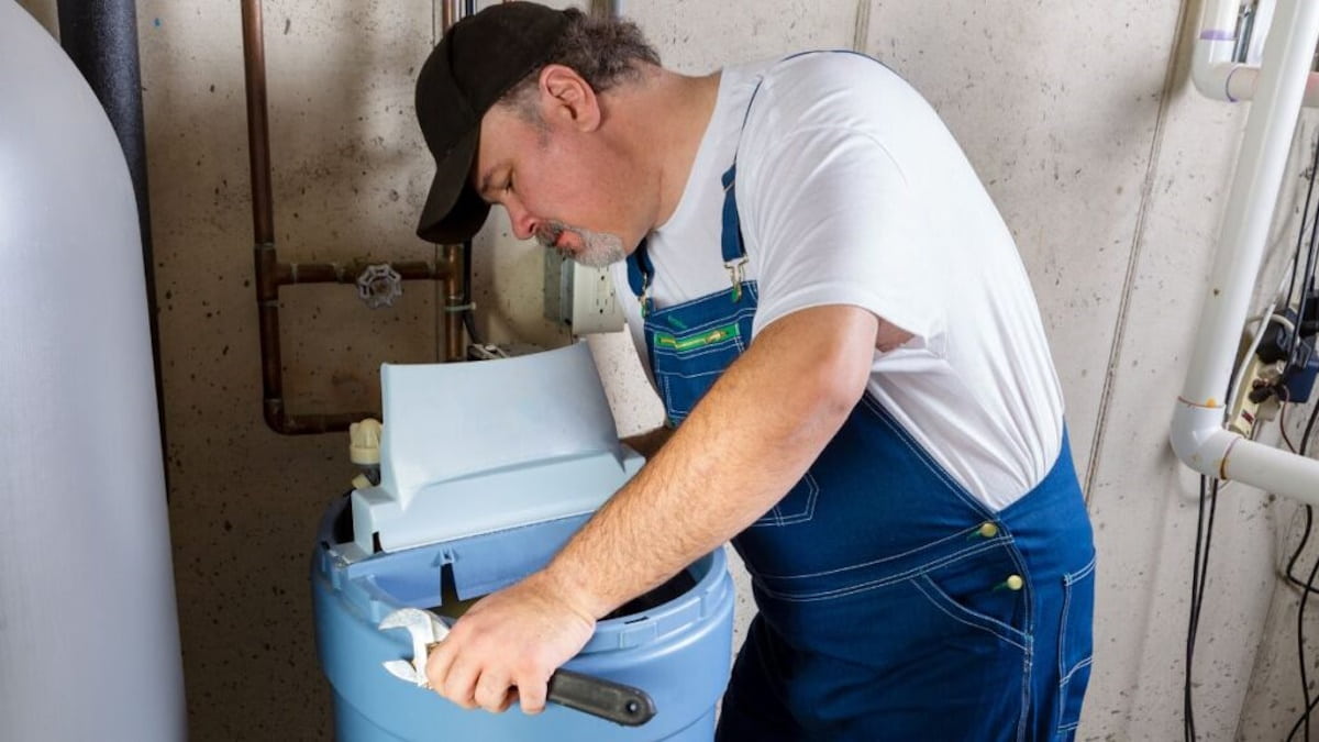 Installateur plaatst een nieuwe waterverzachter voor een gemiddeld huishouden