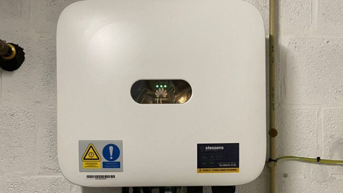 Huawei omvormer als onderdeel van een thuisbatterij-installatie, correct aangesloten volgens AREI-voorschriften.