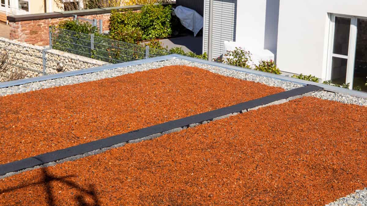 Feloranje grind wordt op een plat dak met lichter grind gecombineerd.