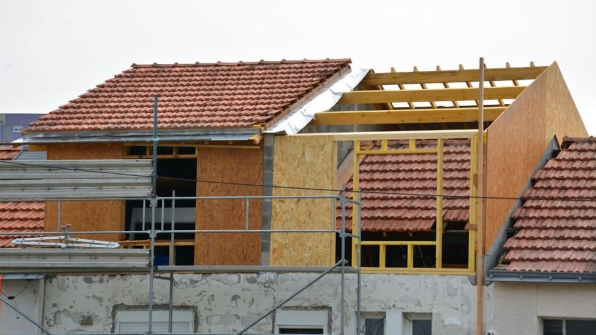 Een prefab dakopbouw wordt op een bestaande woning gezet om meer ruimte te creëren. De montage is nog in volle gang.