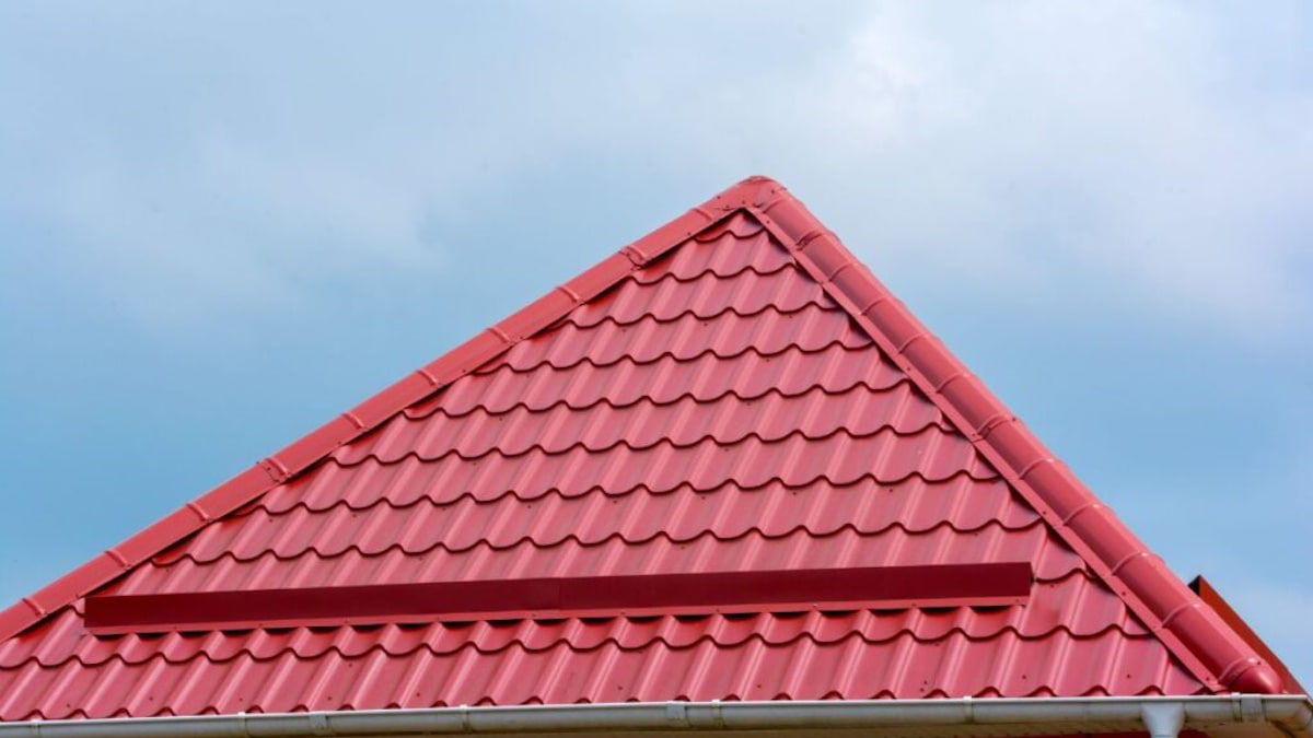 Een opvallend rood puntdak met uniforme dakpannen.