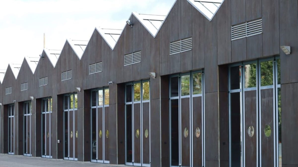 Een aantal rijwoningen met een zaagtanddak. De woningen hebben ieder precies dezelfde uitstraling.