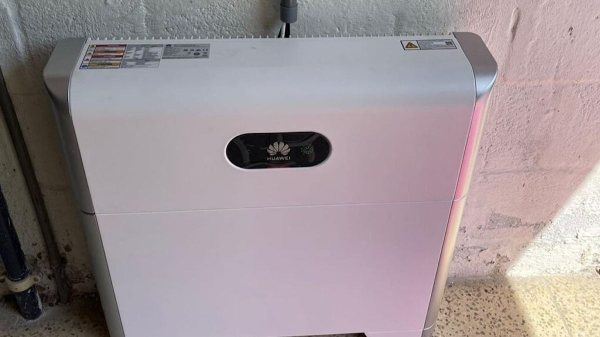 Een compacte thuisbatterij van Huawei kan worden gebruikt om overtollige energie tijdelijk op te slaan.