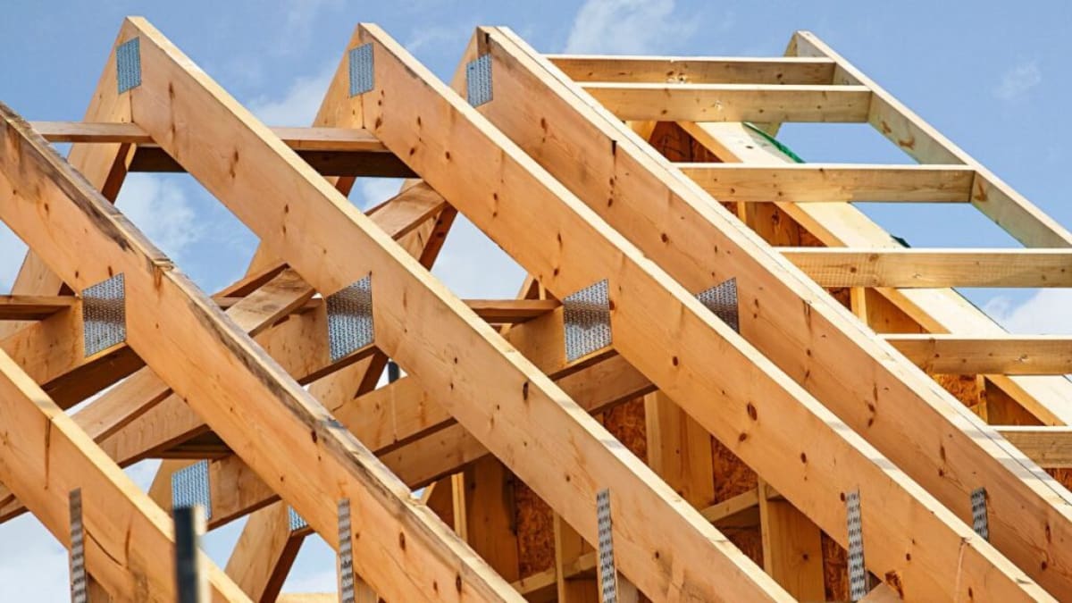 Een close-up van een houten dakconstructie.
