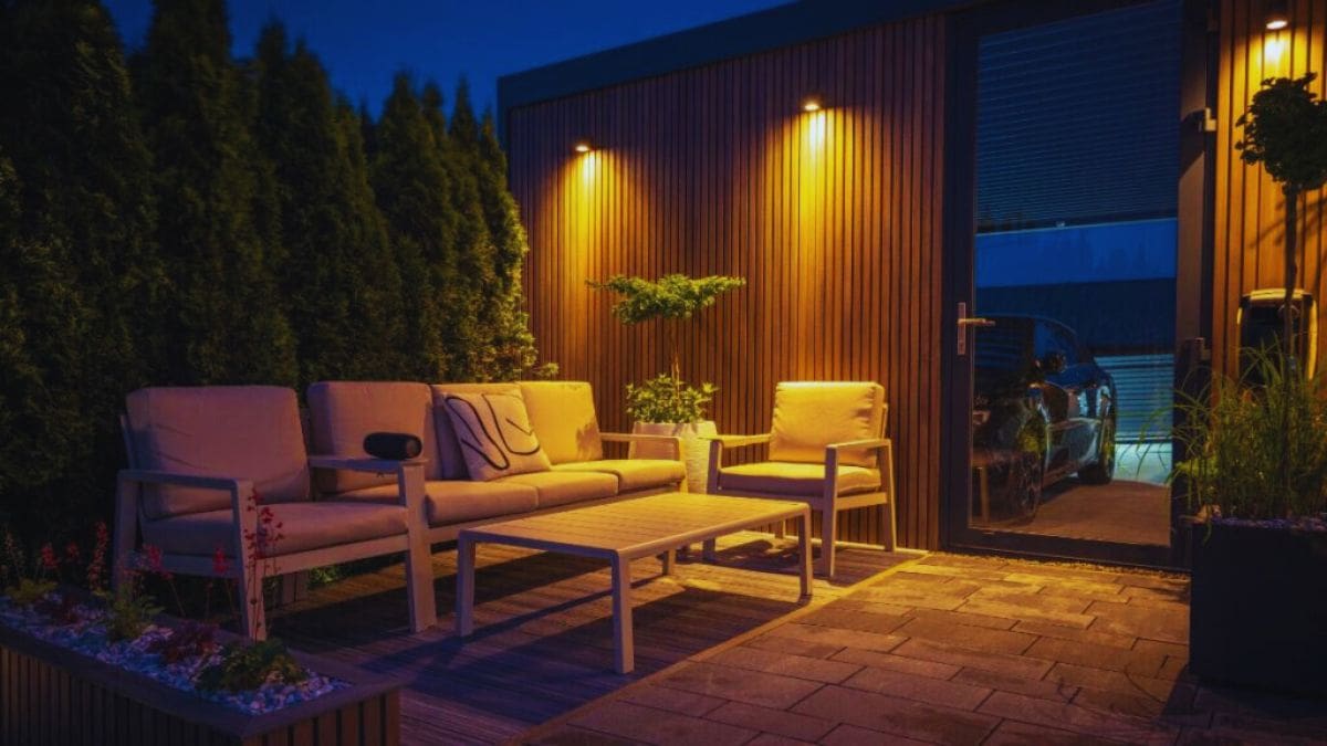 Terras heeft ingebouwde spots in de muren om van functionele en decoratieve verlichting te genieten