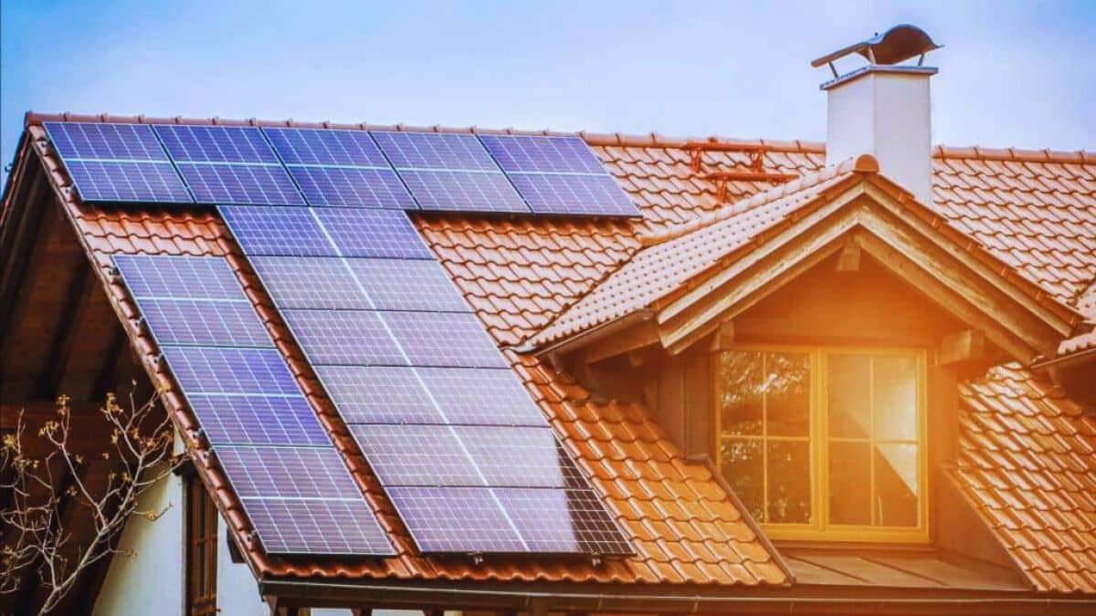 Dak met klassieke dakpannen en een zonnepaneleninstallatie