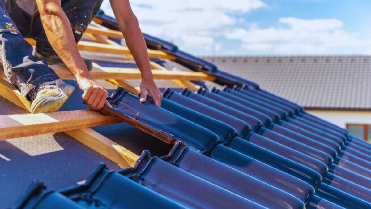 Professional plaatst dakpannen