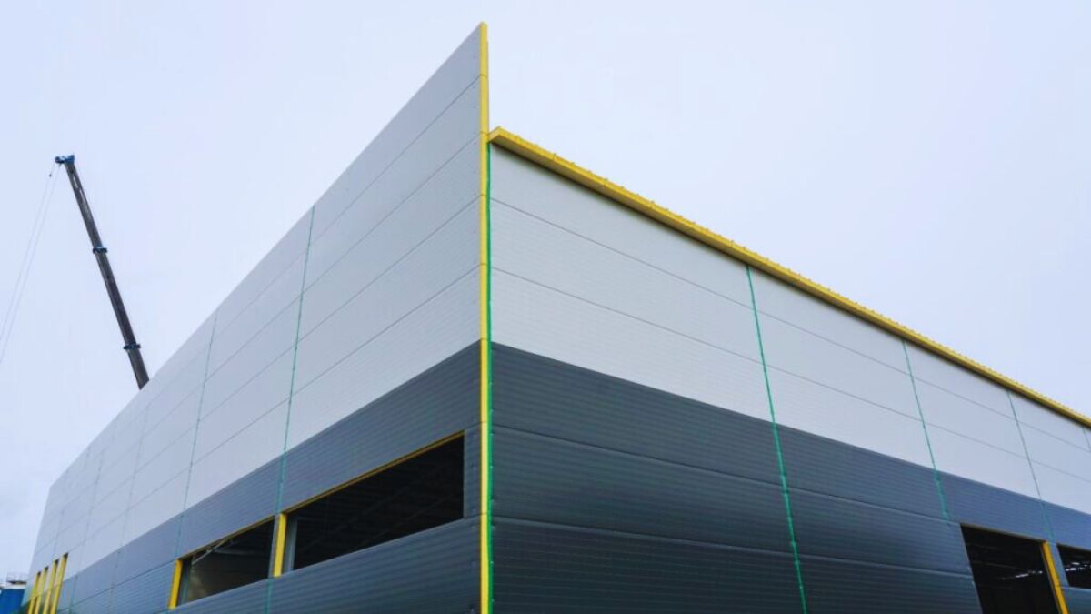 Dakplaten met isolatie voor industrieel gebouw