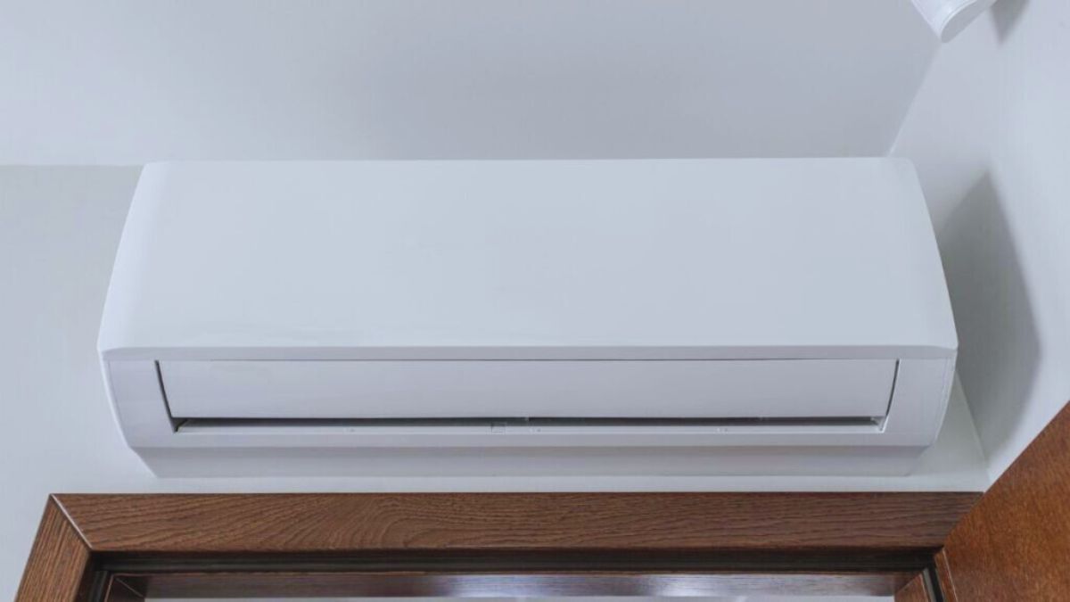 Wandgemonteerde airco van een van de beste airco merken, netjes geplaatst boven een deur in een moderne woning.