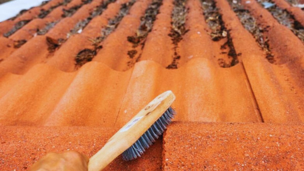 Dakpannen reinigen met borstel